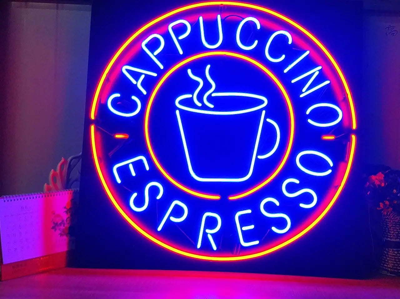 Enseigne néon LED cappuccino espresso lumineuse avec tasse de café fumante posée sur un comptoir, décoration style café